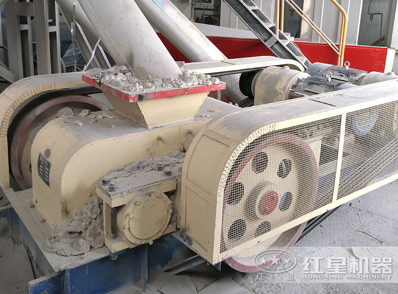 對輥制砂機(jī)作業(yè)現(xiàn)場實(shí)拍