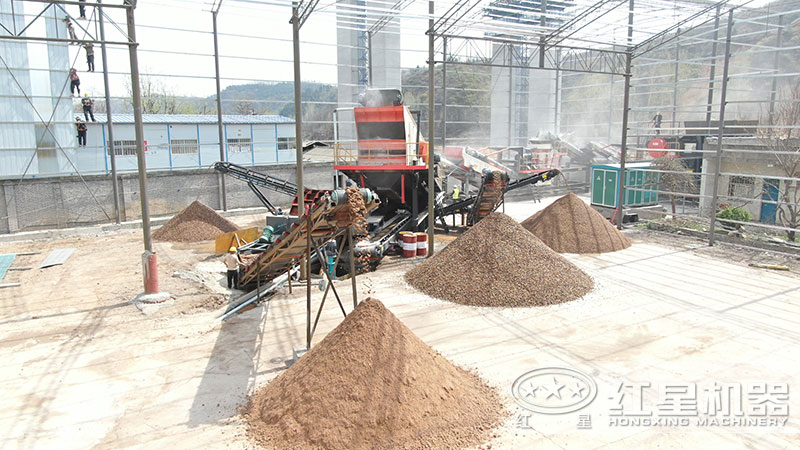 車載磕沙機生產機制砂現(xiàn)場
