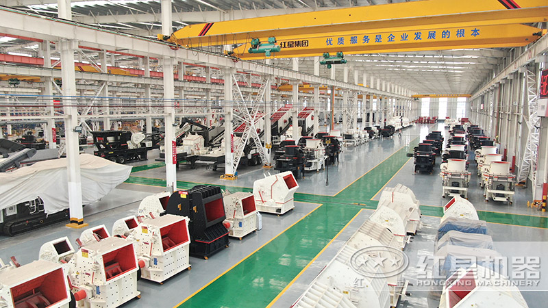 紅星破碎制砂設(shè)備生產(chǎn)車間，設(shè)備種類齊全