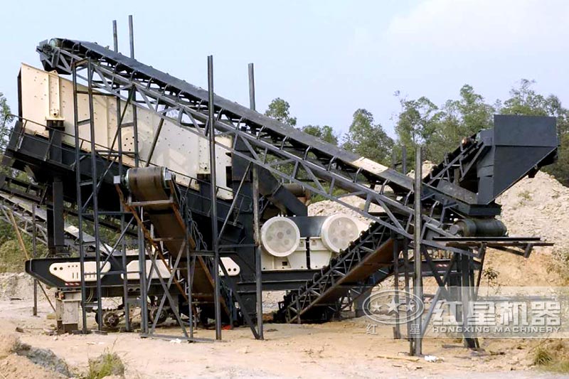 作業(yè)現(xiàn)場的移動式石頭粉石子機(jī)