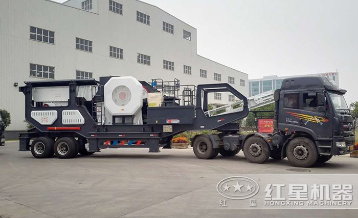 小型移動(dòng)石子破碎機(jī)車頭牽引即可行走、方便省事