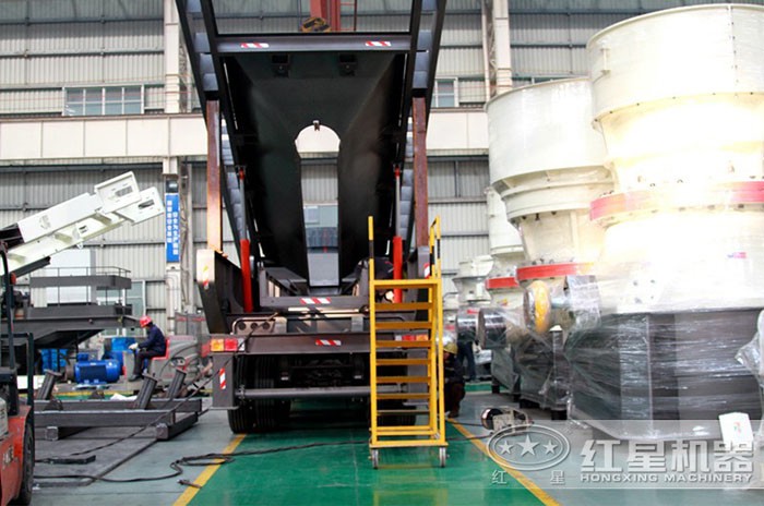 大型車載式制砂機(jī)給料口細(xì)節(jié)