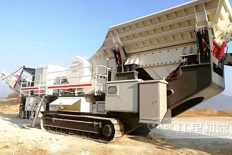 移動(dòng)顎破+給料機(jī)，生產(chǎn)現(xiàn)場(chǎng)