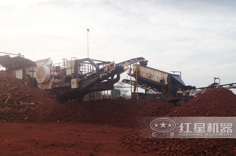 移動(dòng)式磚頭粉碎機(jī)現(xiàn)場