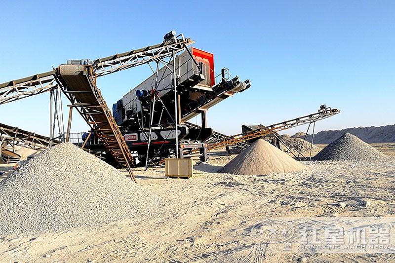 可移動(dòng)式打石頭機(jī)器現(xiàn)場(chǎng)，可加工多種粒度