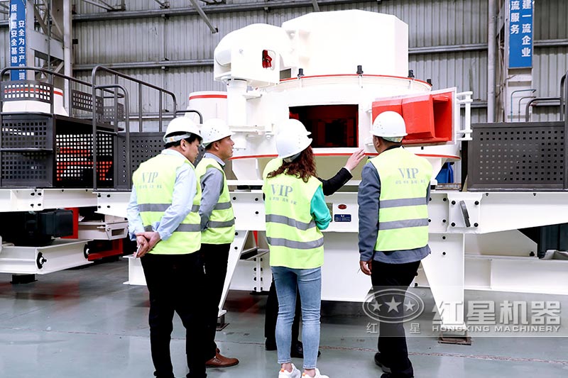 客戶來(lái)紅星參觀制砂機(jī)，考察廠區(qū)