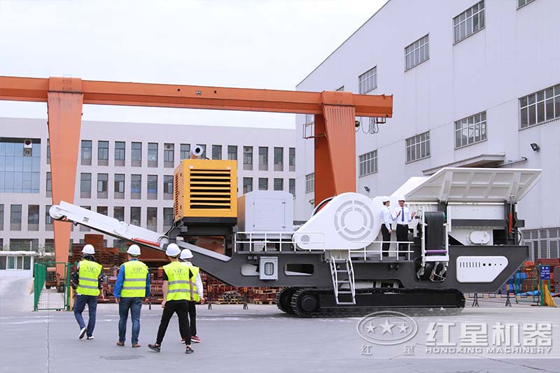 移動型煤矸石破碎機(jī)客戶正參觀