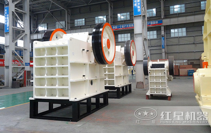 鄂破是粗碎設(shè)備，可在生產(chǎn)線前端處理大塊物料