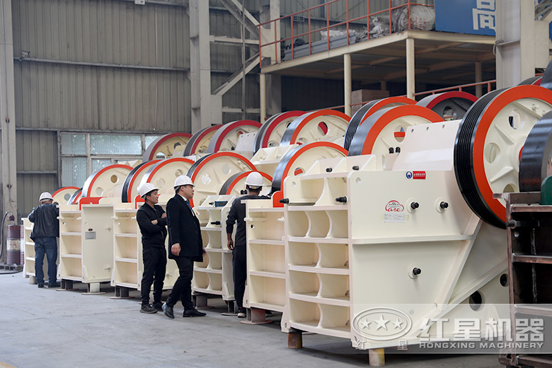 近距離參觀更能了解顎式石頭破碎機的材質(zhì)、構造