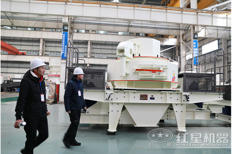 用戶參觀打細(xì)沙機(jī)器車間，對紅星設(shè)備贊不絕口