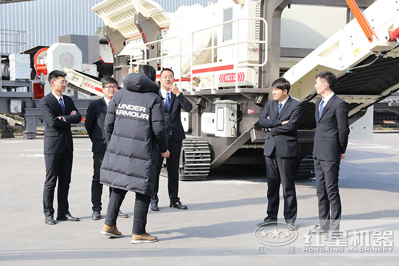 客戶來廠參觀流動(dòng)粉碎機(jī)，專業(yè)團(tuán)隊(duì)一對一指導(dǎo)講解，現(xiàn)場演示