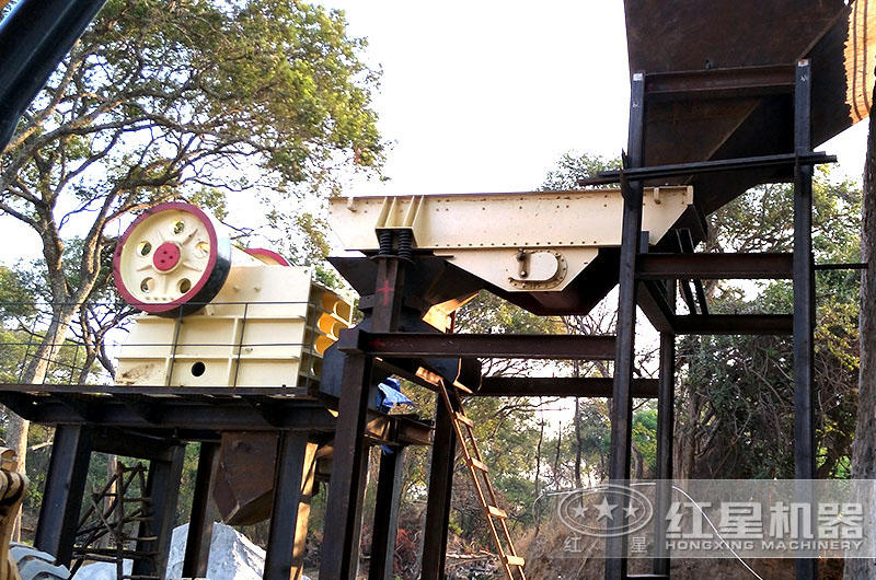 混凝土破碎機安裝現(xiàn)場，廠家一路扶持