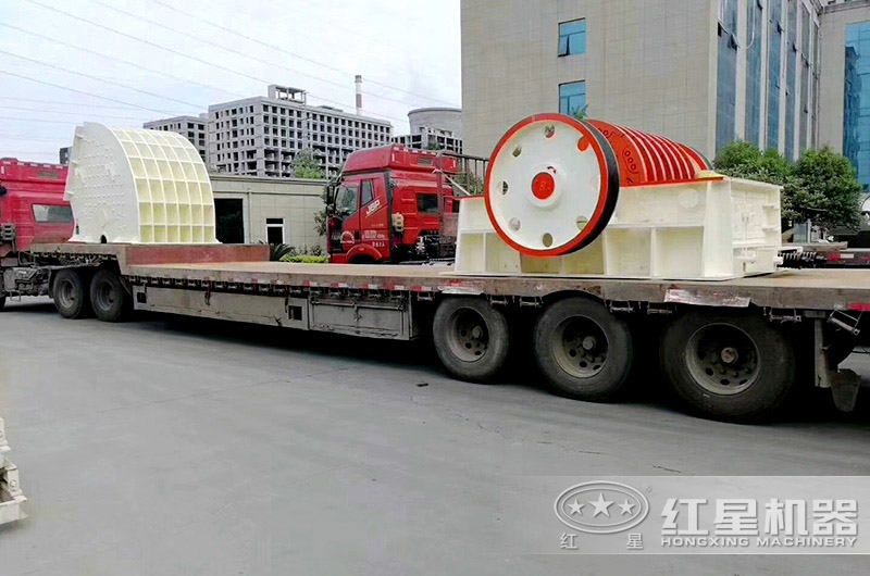 小型破碎機(jī)裝車(chē)完畢，等待發(fā)貨