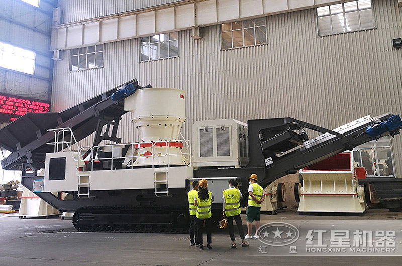 用戶(hù)正在參觀搭配圓錐破和履帶車(chē)架的移動(dòng)式破碎機(jī)