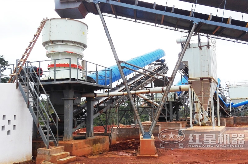 玄武巖破碎生產(chǎn)線現(xiàn)場(chǎng)，防塵罩綠色更環(huán)保