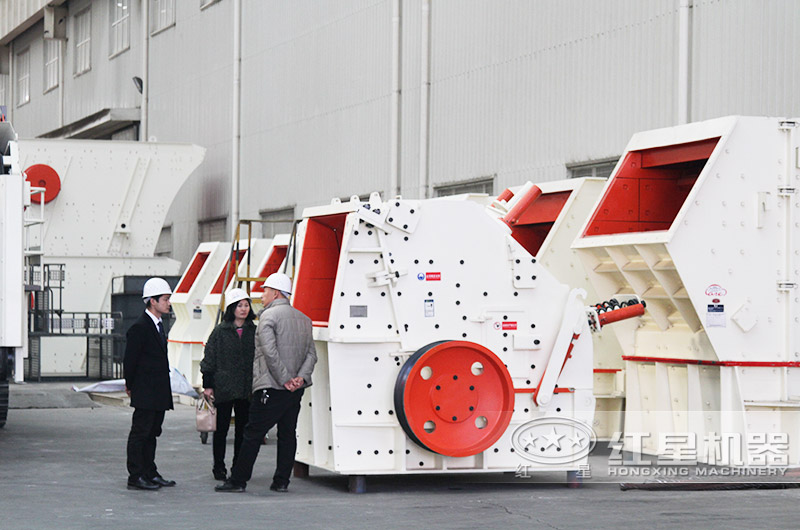 反擊式破碎機沖擊力大，石粉少