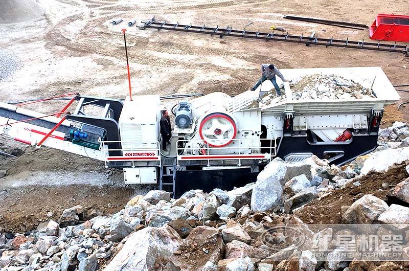 移動(dòng)式小型石子破碎機(jī)工作現(xiàn)場