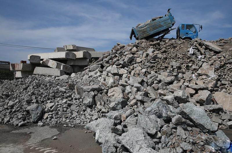 堆積如山的廢棄磚渣、磚塊